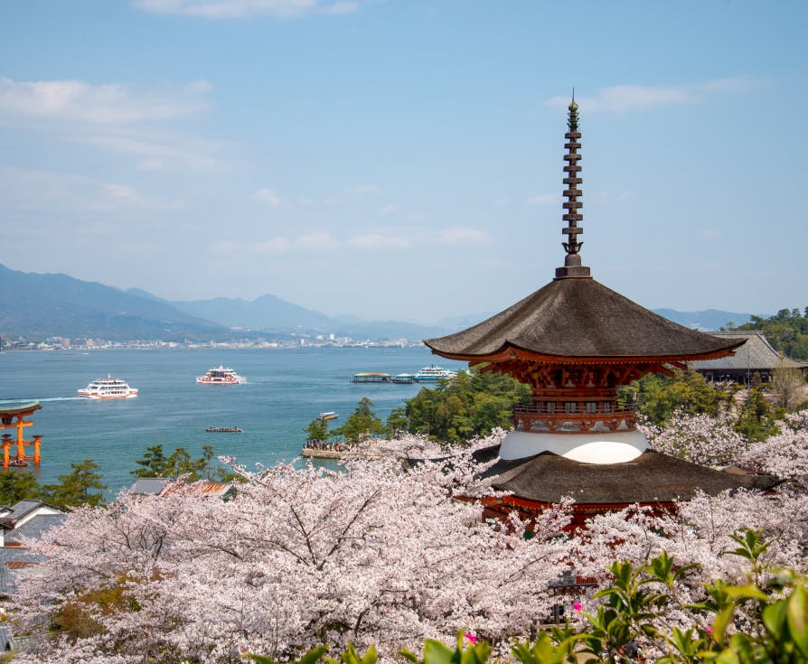 Fotografía un templo, vegetación y un cuerpo de agua en alguna parte de Japón